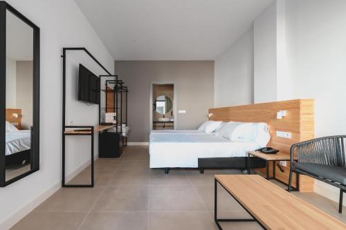 Un pat sau paturi într-o cameră la HOTEL ALOVE