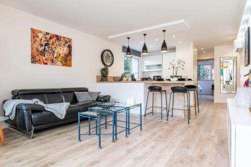 un salon avec un canapé et une table dans l'établissement 2-room apartment with terrace close to the center, à Cannes
