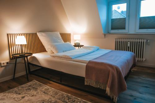 Säng eller sängar i ett rum på Wohnen auf Zeit in Saarbrücken