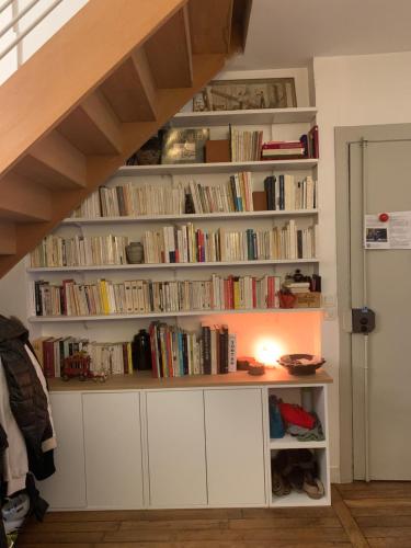 Bibliothèque dans l'appartement