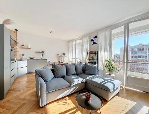 un salon avec un canapé et une cuisine dans l'établissement Appartement avec Balcon - Hyper Central & Lumineux - Les Frères de la Loc', à Marseille