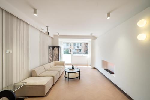 a living room with a couch and a table at Shanghai Downtown Yi Du B&B - Near Hongqiao Station and Jiaotong University in Shanghai