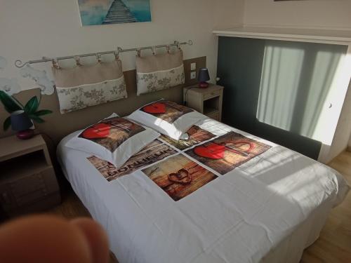 Un dormitorio con una cama grande con rosas rojas. en gite repos et tranquillité P, en Cayeux-sur-Mer
