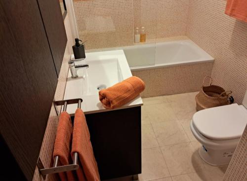 a bathroom with a sink and a toilet and a tub at Apartamento Ataraxia in Ronda