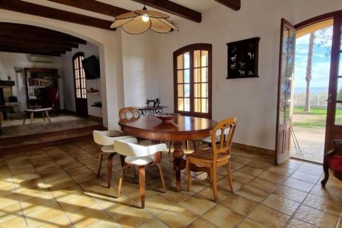 une salle à manger avec une table et des chaises en bois dans l'établissement Villa Marie-Ange entre Mer et Montagne, à Santa-Lucia-di-Moriani