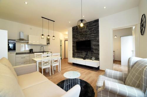 Lumi Primorska - Bright & Peaceful Courtyard Apartment