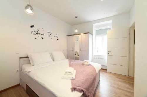 Lumi Primorska - Bright & Peaceful Courtyard Apartment