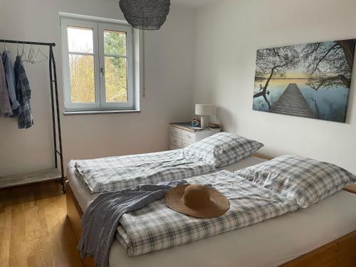 duas camas num quarto com um chapéu em cima em Tegernseele em Gmund am Tegernsee