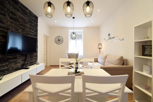 Lumi Primorska - Bright & Peaceful Courtyard Apartment