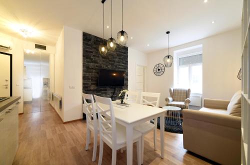 Lumi Primorska - Bright & Peaceful Courtyard Apartment