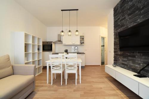 Lumi Primorska - Bright & Peaceful Courtyard Apartment