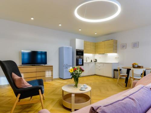 un soggiorno con divano e tavolo di Hviezdoslavova Apartments, Trnava Centre, Parking & Breakfast available a Trnava