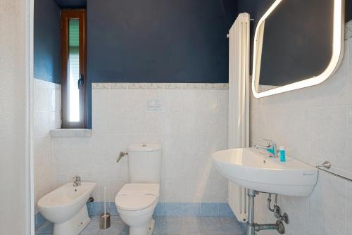 łazienka z toaletą i umywalką w obiekcie Accogliente camera singola con balcone a 500 mt dal mare w mieście Marina di Carrara
