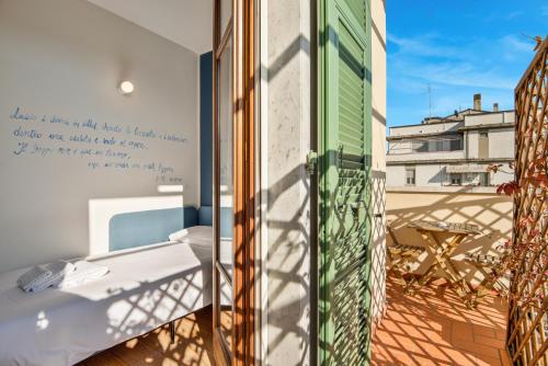 Habitación con cama en el balcón en Accogliente camera singola con balcone a 500 mt dal mare en Marina di Carrara