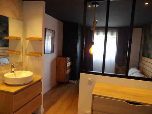 une salle de bain avec un lavabo et une grande fenêtre dans l'établissement Saint Cyprien villa avec piscine privée, à Saint-Cyprien