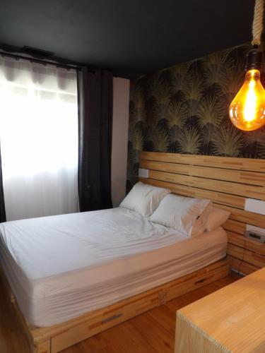 - une chambre avec un lit, une fenêtre et une lampe dans l'établissement Saint Cyprien villa avec piscine privée, à Saint-Cyprien