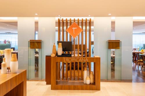 a shop with a display of vases in a lobby at NH Bangkok Sukhumvit Boulevard in Bangkok