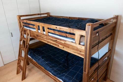 - un lit superposé en bois avec un matelas bleu dans l'établissement Ittokashivacationrental nuevoL7 - Vacation STAY 83674v, à Numata