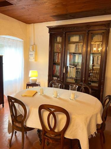 - une salle à manger avec une table, des chaises et de la vaisselle en porcelaine dans l'établissement Appartement familial au cœur du village d’Olmeto, à Olmeto