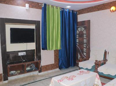 Μια τηλεόραση ή/και κέντρο ψυχαγωγίας στο Dk's Paradise Homestay