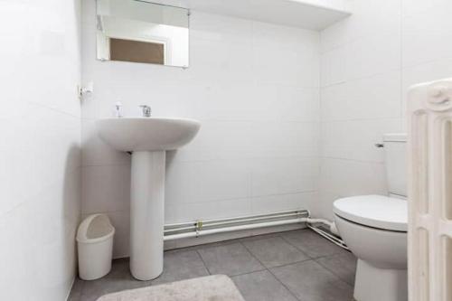 bagno bianco con lavandino e servizi igienici di Maison Briand - Chambre Confortable Melun Centre - Wifi, Netflix, Smart TV, Lit à mousse mémoire de forme a Melun