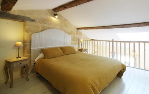 una camera con un grande letto di Gîte de Fenouil Le Cocon a Civrac-de-Blaye