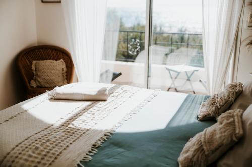 um quarto com uma cama e uma janela com vista em Mas Andalou Fabuleuse première ligne de mer, plage privative em Frontignan