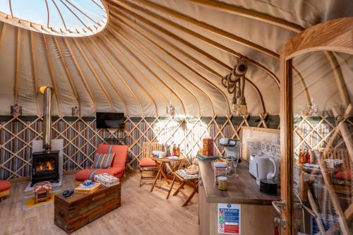 yurta con cucina e soggiorno. di Glamping at South Lytchett Manor a Poole