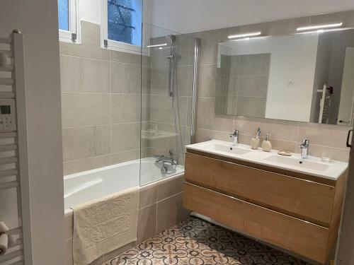 a bathroom with a tub and a sink and a shower at Villa Kerjoa - T8 - grand jardin in Arcachon