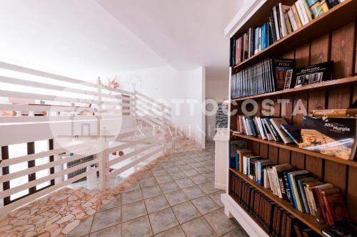 ein Bücherregal gefüllt mit Büchern in einem Raum in der Unterkunft Be Nature in Porto Cesareo