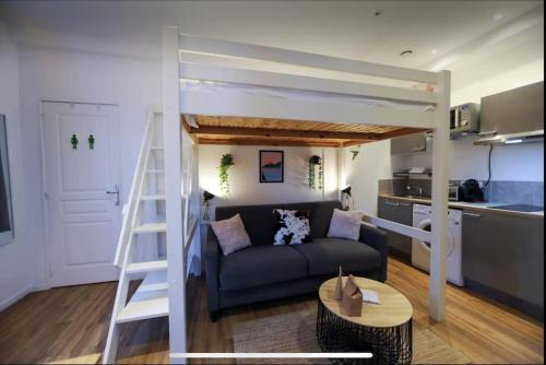 - un salon avec un canapé et une mezzanine dans l'établissement Lake Escape - with private parking, à Annecy