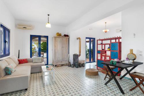 Ruang duduk di Little House with private pool and garden - BY APOKORONAS VILLAS