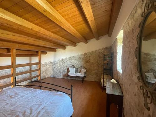 um quarto com uma cama e um tecto de madeira em Villa Dolce Valle em Ragusa
