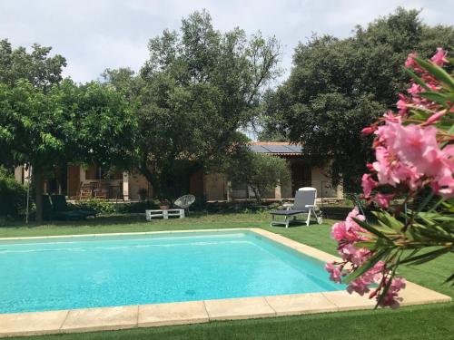 une piscine dans la cour d'une maison dans l'établissement Havre de paix sur 2 hectares, à Villevieille