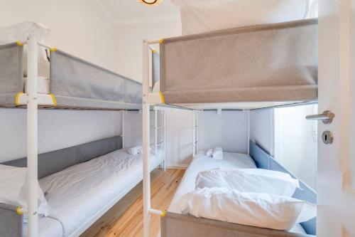 Cozy Coastal Getaway 3BR Apartment in Estoril