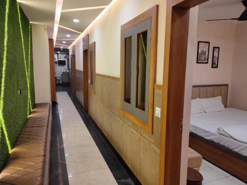 Un pasillo de un hospital con una cama en una habitación en RN HOTEL, en Gorakhpur