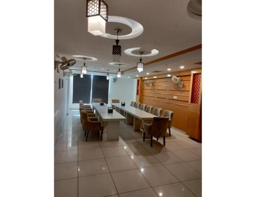 una sala da pranzo con tavolo e sedie di Hotel Alpine, Kurukshetra a Kurukshetra
