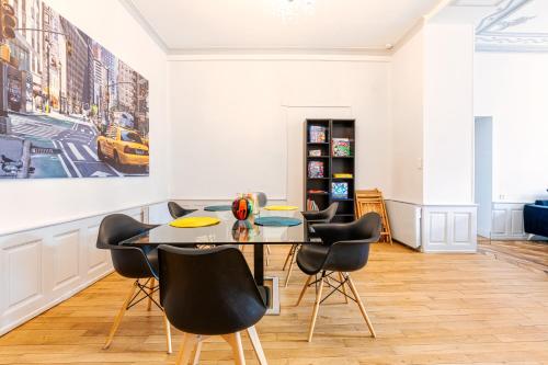 une salle à manger avec une table et des chaises dans l'établissement Appartement immeuble le bringer 180m2, à Marvejols