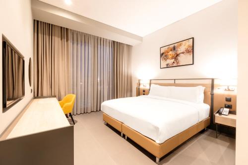 เตียงในห้องที่ Bomonti Arjaan by Rotana