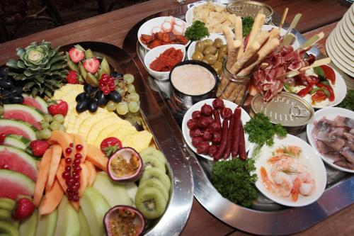 een tafel met veel verschillende soorten voedsel bij De Peirdestal in Pittem