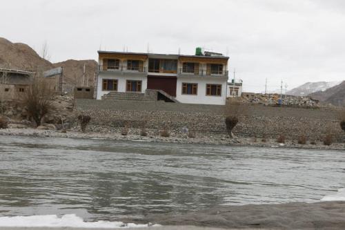 een huis aan de kant van een rivier bij Indus Retreat in Chimre