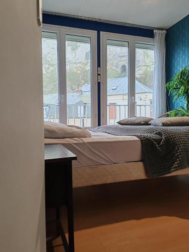 une chambre avec un grand lit et une fenêtre dans l'établissement O'2 cailloux, au Tréport