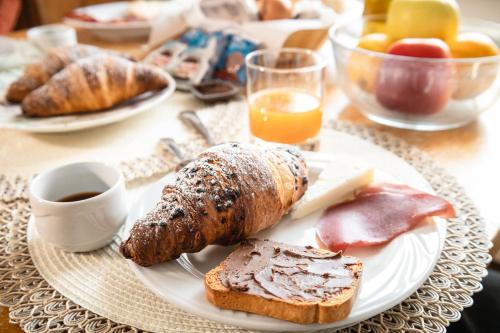 Opciones de desayuno para los huéspedes de Podere Riosto Cantina&Agriturismo