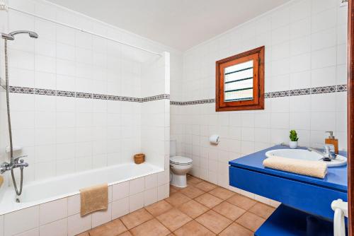 Ένα μπάνιο στο Villa Sa Torreta