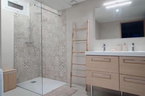 une salle de bain avec douche et lavabo dans l'établissement Charmant rez de villa, et sa terrasse à Ajaccio, à Ajaccio