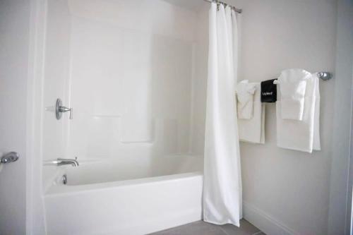 Et badeværelse på Luxury 1BR - Peabody Unit #711