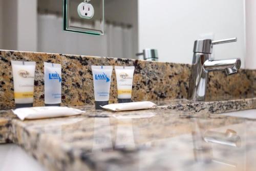 um balcão de casa de banho com escovas de dentes e um lavatório em 1BR Luxury Apartment Peabody - Unit #606 em Peabody
