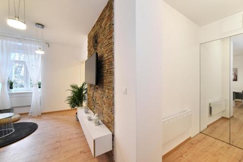 Altius - Peaceful Courtyard One-Bedroom Apartment