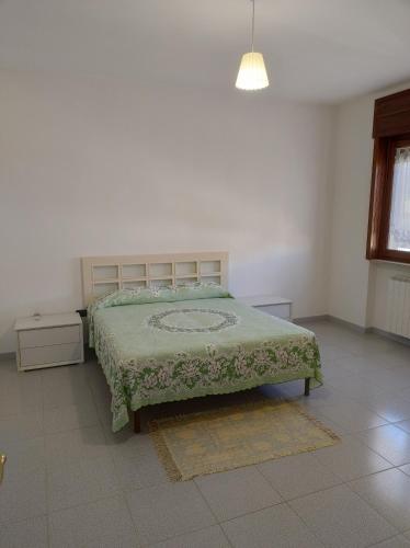 1 dormitorio con 1 cama en una habitación blanca en Casa Bianca Luce, en Torre Santa Susanna