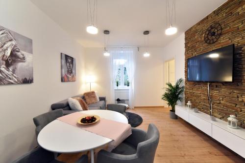 Altius - Peaceful Courtyard One-Bedroom Apartment
